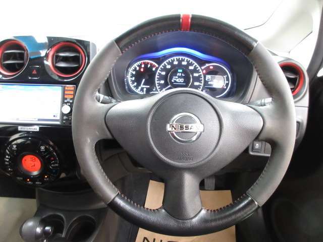 運転が楽しくなる明るく開放的な運転席まわりです。