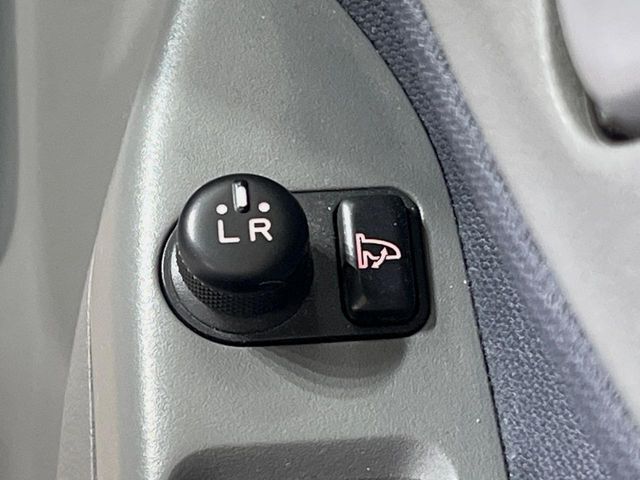 【電動格納ミラー】サイドミラーは電動格納式となっており、狭い駐車場でもキズがつくリスクを抑えられます。