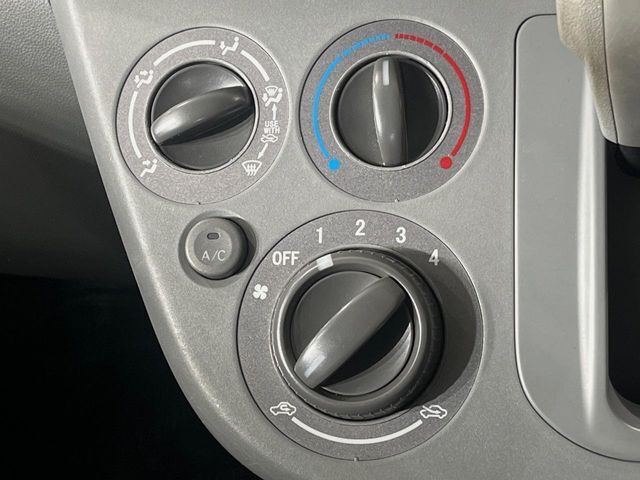 寒い冬も暑い夏も全席に快適な空調を届けてくれる、ダイヤル式エアコンを装備♪