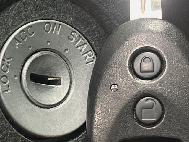【キーレス】少し離れた場所からでもボタン一つでドアの開錠・施錠ができるのでとっても便利！ドアの鍵穴周りに傷をつけることもありません♪