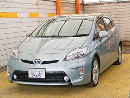 屋根付き展示場なので雨の日でもごゆっくりお車が見れます。