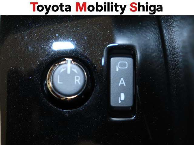 駐車時に便利なスマ-トキ-連動オ-ト格納式ドアミラーを装備しています。施錠すると自動的にドアミラーを格納する便利な機能です！