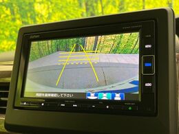【バックカメラ】駐車時に後方がリアルタイム映像で確認できます。大型商業施設や立体駐車場での駐車時や、夜間のバック時に大活躍！運転スキルに関わらず、今や必須となった装備のひとつです！