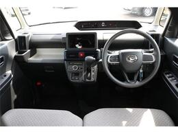 前席全体　目線も高く広い視界で安心して運転することができますね！