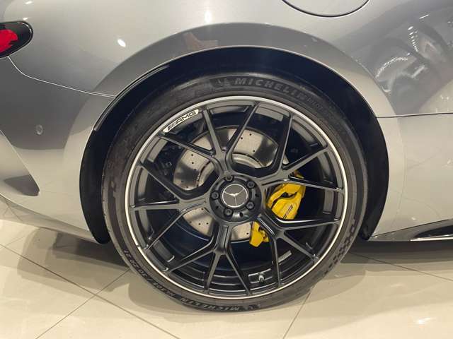 車両は屋内展示しておりますので天候に関係なくごゆっくりコンディションご確認頂けます。車両を倉庫へ保管している場合が御座いますのでご来店前に在庫確認頂けると幸いです。TEL072-784-8800