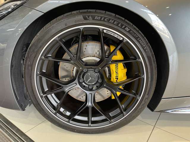 車両は屋内展示しておりますので天候に関係なくごゆっくりコンディションご確認頂けます。車両を倉庫へ保管している場合が御座いますのでご来店前に在庫確認頂けると幸いです。TEL072-784-8800