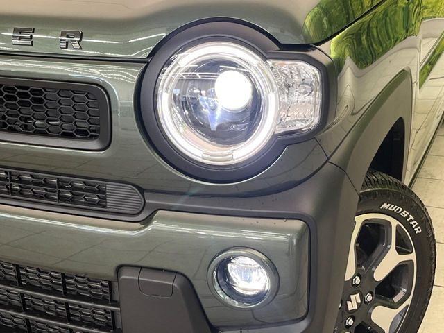 【LEDヘッドライト】悪天候や夜間走行時も良好な視界を確保し安心して運転できる高輝度LEDヘッドライトを装備！点灯速度が早く、消費電力も抑えられています。
