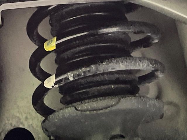 お車を安心してお乗りいただく為には、足回りの定期点検が欠かせません。サービスサポート（有償保証）では無料点検もご提供しており、安心のカーライフをお過ごしいただけるサポート体制が整っています。