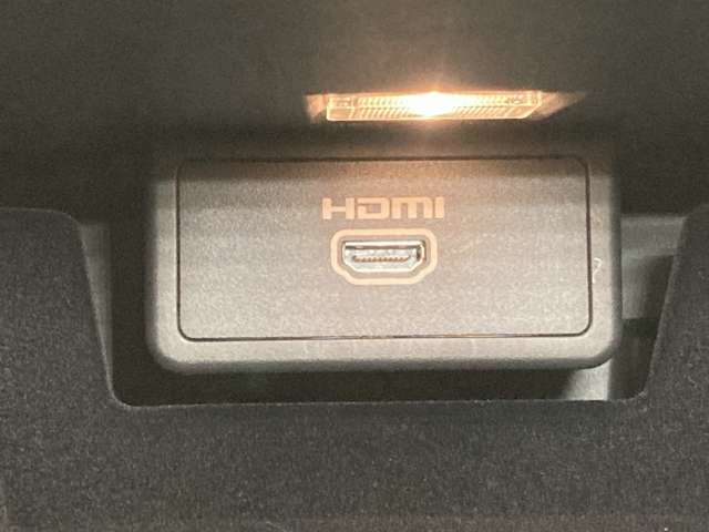 HDMI端子に専用ケーブルを差し込むとナビで動画を楽しめます★