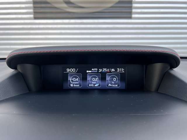 ブースト表示や各種燃費情報、装備品の作動状況など車両の様々な情報を高精彩5.9インチ大型カラー液晶画面に表示。運転中でも視認しやすく、またグラフィカルな表示によって情報を確認する事ができます。