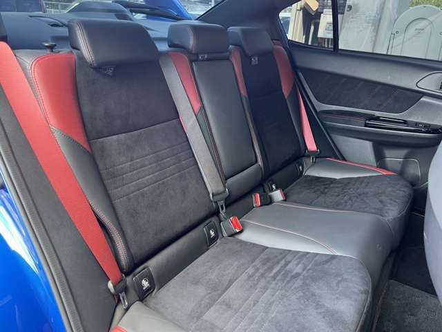 後部座席も目立つよれや擦れも無く状態は良好です。ブラックを基調とし、差し色にレッドのアクセントが入り、スポーティーなデザインとなっております。