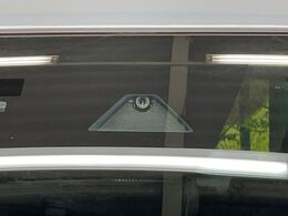 【スマートシティブレーキサポート】低速走行中に前方の車両等を認識し、衝突しそうな時は警報とブレーキで衝突回避と被害軽減をアシスト。より安全にドライブをお楽しみいただけます。