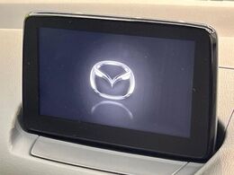 【マツダコネクトナビ】車内の雰囲気にマッチした一体型タイプのナビ。各種車輌設定やBluetooth再生等、様々な機能が楽しめます。直感的なダイヤル操作が可能で、使い勝手も良好です。