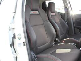 運転手をホールドしてくれるバケット型シートです！