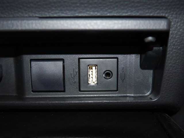 AUX/USB端子