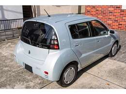 G-BOOKと呼ばれるトヨタ製の通信機能付きナビが標準装備されるなど当時の小型車としては画期的な先進性を打ち出していた。見た目だけでなく、厚手のファブリックシートの掛け心地も良好で気分も上向く。