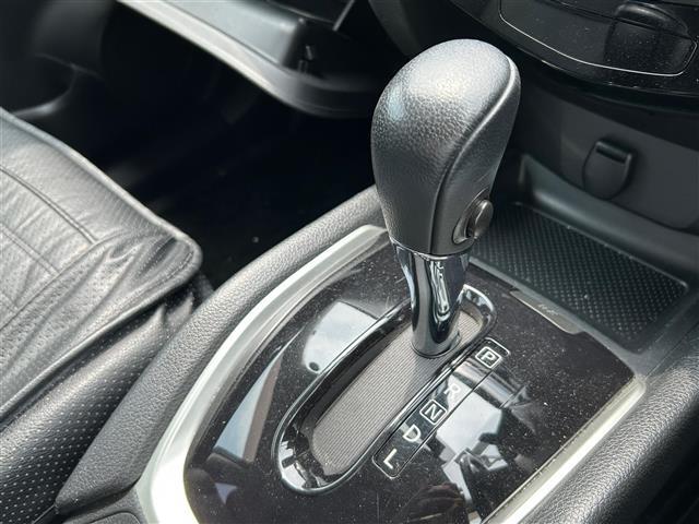 【シフトレバー】シフトの操作がしやすく快適なドライブを楽しんでいただけます！