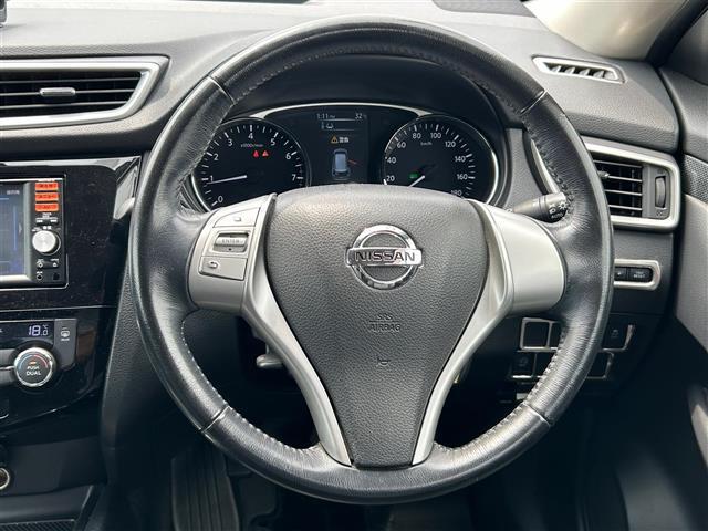 【革巻きステアリング】本革仕様で高級感あふれるハンドルです。使えば使うほど味が出てくるので段々と愛着が湧いてくるのはレザー素材ならではです！