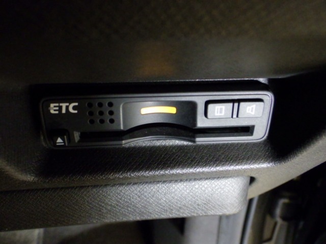 【ETC車載器付】ETC付のクルマについて・・ETCセットアップ費用は支払総額に含まれておりません。別途必要となりますのでご了承下さい。ご納車後すぐお使い頂けるよう、セットアップしてご納車致します。