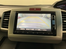 リバースギアに入れるだけで後方の表示へ切り替わります。夜間や雨の日の駐車も楽になりますよ。