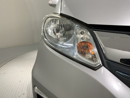 ディスチャージヘッドライト搭載でしっかり明るく照らしてくれるので、夜間走行や不慣れな道でも安心です。