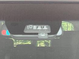 【三菱e-Assist】走行中に前方の車両等を認識し、衝突しそうな時は警報とブレーキで衝突回避と被害軽減をアシスト。より安全にドライブをお楽しみいただけます。