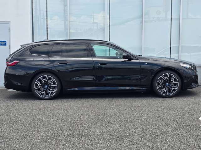 車体寸法：全長5060mm×全幅1900mm×全高1515mm（カタログ値）。ホイールベース：2995mm（カタログ値）広々ラゲッジルーム♪帰省も旅行も荷物たくさん積載♪後部座席を倒してフラットにすることも可能！
