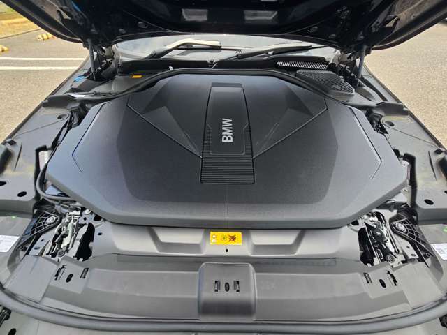 交流同期電動機。出力250kW〔340ps〕/8,000rpm（カタログ値）、トルク400Nm/0-6,000rpm（カタログ値）