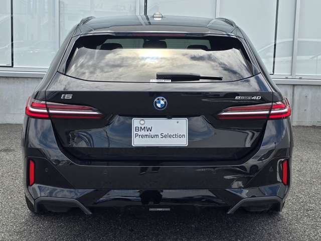 テールライトはフルLEDテクノロジーを採用！リヤ・ビューを一層シャープなものにし、ターン・インジケーターが組み込まれ、立体的な造形を成すレッド・エリアが、リア・エンドの存在感をさらに大きくさせています！