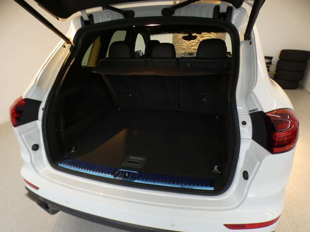 パドル付き本革巻スポーツステアリング　ピアノブラックパネル　アナログ時計　V型6気筒エンジン　ティプトロニック　8速AT