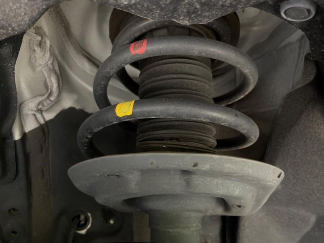 お車を安心してお乗りいただく為には、足回りの定期点検が欠かせません。サービスサポート（有償保証）では無料点検もご提供しており、安心のカーライフをお過ごしいただけるサポート体制が整っています。