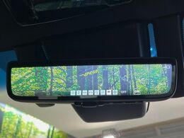【デジタルインナーミラー】後席の大きな荷物や同乗者で後方が確認しづらい時でも安心！カメラが撮影した車両後方の映像をルームミラー内に表示。クリアな視界で状況の確認が可能です！