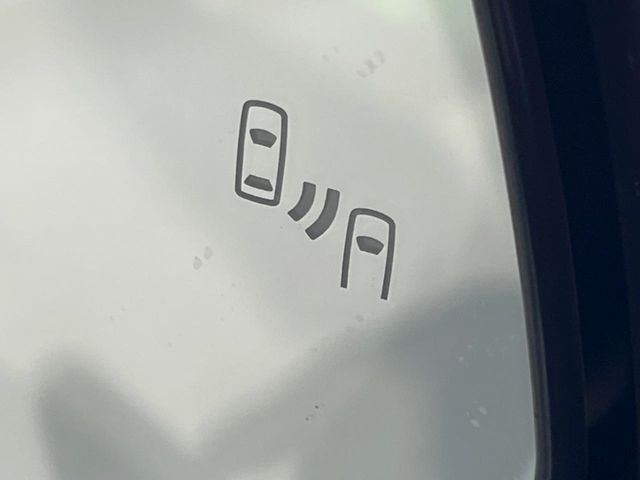 【ブラインドスポットモニター】走行中、ドアミラーの死角になりやすい箇所に後続車が接近するとサイドミラーのレンズに警告を表示！ドライバーに注意喚起をしてくれます。