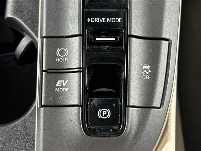 【ドリンクホルダー】長時間のドライブを快適に過ごすために、必須の車内アイテムですね。