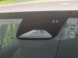 【ホンダセンシング】走行中に前方の車両等を認識し、衝突しそうな時は警報とブレーキで衝突回避と被害軽減をアシスト。より安全にドライブをお楽しみいただけます。