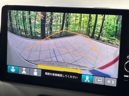 【バックカメラ】駐車時に後方がリアルタイム映像で確認できます。大型商業施設や立体駐車場での駐車時や、夜間のバック時に大活躍！運転スキルに関わらず、今や必須となった装備のひとつです！