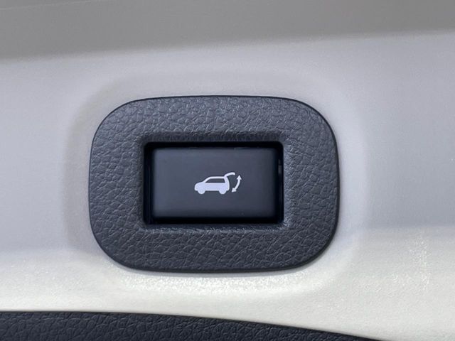 【パワーバックドア】スマートキーや運転席のボタンを押すだけでリアゲートが自動で開閉します！荷物を持っている時や、高い位置にあるバックドアを閉める際に便利な機能です♪