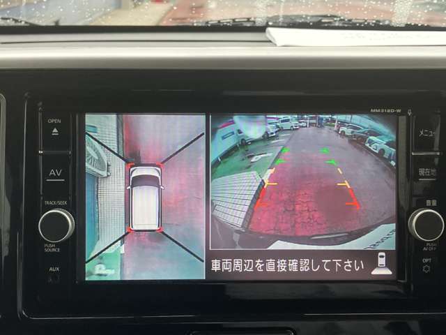 アラウンドビューモニターまるで車を真上から映したような映像で、前後左右の感覚が分かります♪車庫入れや駐車時に大活躍の機能です。