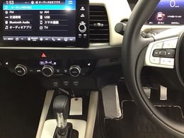 ホンダ純正メモリーナビ搭載なので、遠方へのドライブもお任せ下さい！ステアリング左手側にオーディオ関連のコントロールスイッチを配置しています。操作時は視線を逸らすことなく運転に集中できます