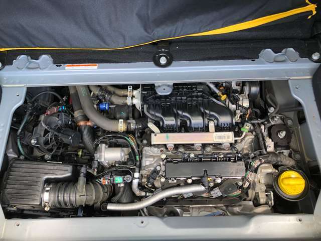 エンジンルームの写真を添付いたします。　普段はなかなか開けることのないエンジンルームですが、オイル漏れがあるかどうか、付着物があるかどうかなど、中古車購入時には一度確認してみてください。