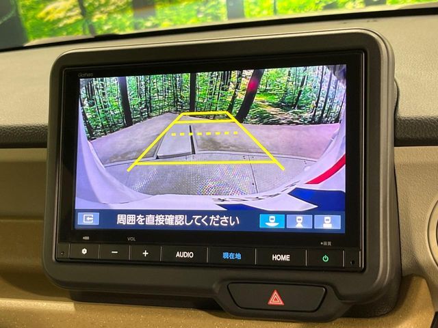 【ホンダセンシング】走行中に前方の車両等を認識し、衝突しそうな時は警報とブレーキで衝突回避と被害軽減をアシスト。より安全にドライブをお楽しみいただけます。