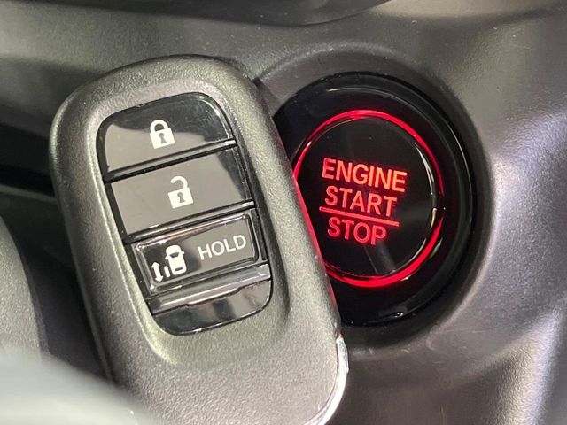 【Hondaスマートキー】カバンやポケットに入れたままでもドアの施錠・解錠が可能なスマートキーを装備。エンジンのオン・オフ時もカギを取り出す必要が無いからとっても便利です♪