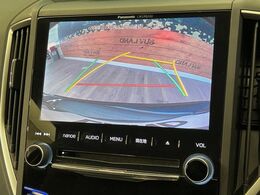 【バックカメラ】駐車時に後方がリアルタイム映像で確認できます。大型商業施設や立体駐車場での駐車時や、夜間のバック時に大活躍！運転スキルに関わらず、今や必須となった装備のひとつです！