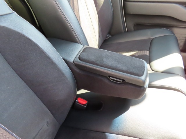 【運転席のアームレスト】フロント座席はアームレスト付きです。肘を置いてゆったりとした姿で運転できます。また小物入れがついているので、ハンドクリームやサングラスなどちょっとした物もしまえます。