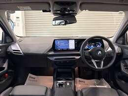 BMWの運転席はドライバーオリエンテッドという構造を採用。ドライバー目線の操作がしやすい設計になっており、ドライブ中にも目線の移動が少なく運転中にも簡単に操作ができます。