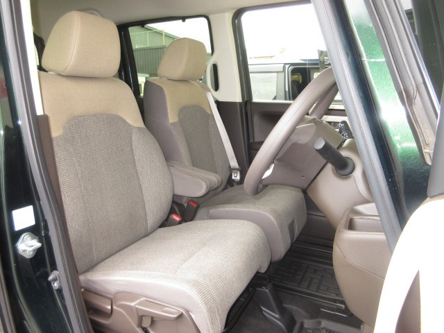 運転席には高さ調整ができる『シートハイトアジャスター機能』が付いています！これなら小柄な方にも大柄な方にも自分にぴったりの運転姿勢がとれますね～！