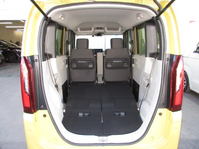 ●リアシートを倒すと、こんなに広い荷室が出来ますよ！背の高い荷物も積めます。ショッピングやレジャーに何かできそうな雰囲気のラゲッジスペースです！
