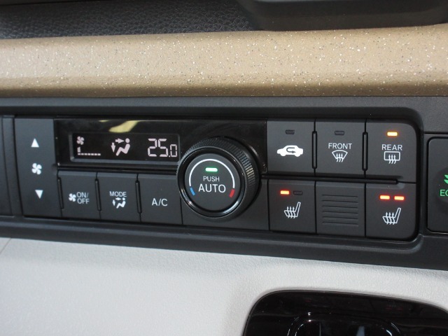 エアコンはオートエアコンでお好みの温度調整が出来、オールシーズン快適にドライブできます！さらに、運転席＆助手席シートヒーターが付いてます。2段階に温度設定が可能です。
