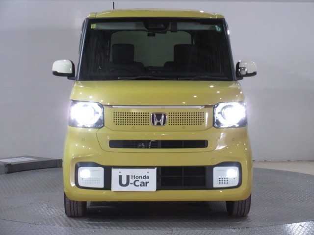 ●ヘッドライトは『LEDヘッドライト』です　●ディーラーオプションの『LEDフォグライト』も付いています　●LEDヘッドライトとLEDフォグライトで夜の運転も安心ですね！！