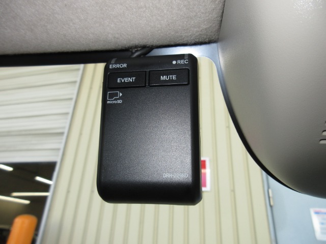 ●ホンダ純正オプションのドライブレコーダー付きです。　●前方のカメラだけでなく、後方のカメラも付いています。　●ドライブレコーダー用のSDカードをお買い求めいただくとご使用いただくことができます